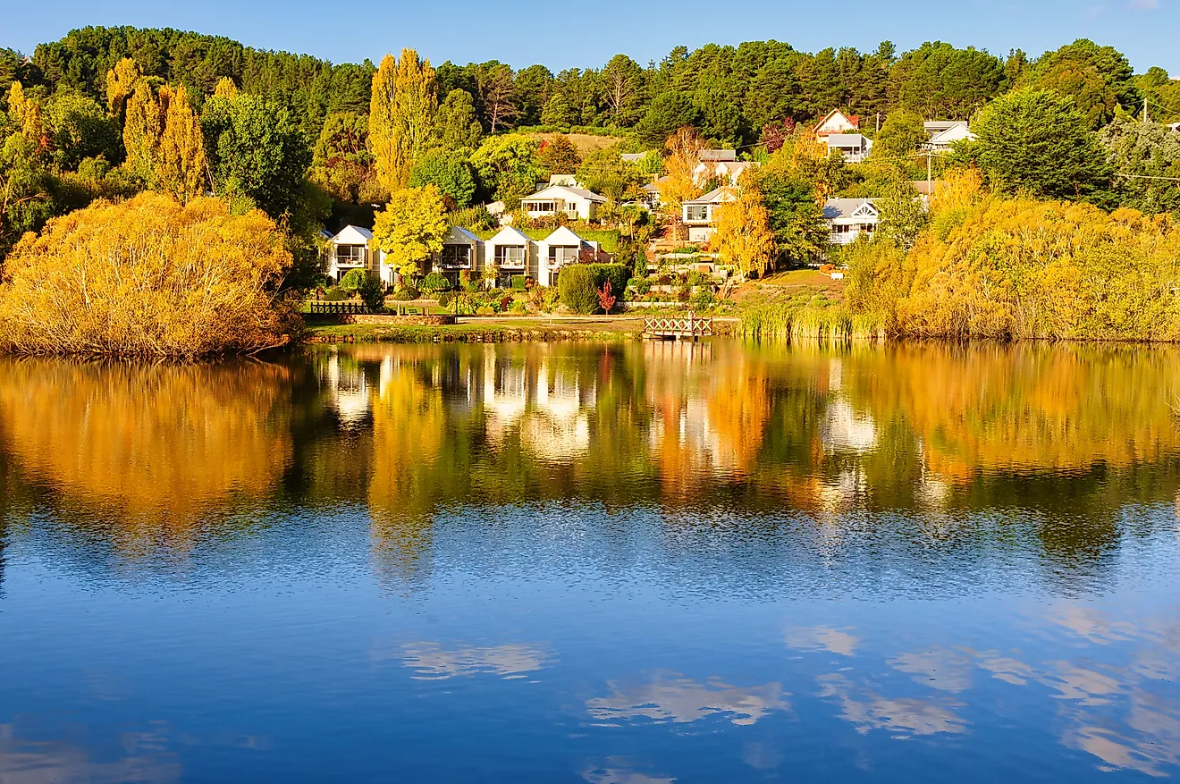 Scenic lakeside houses in the town of Daylesford, Victoria.