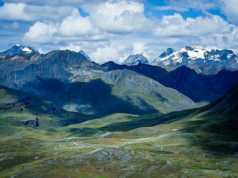 The snowy peaks of Huascarán rise in the distance.