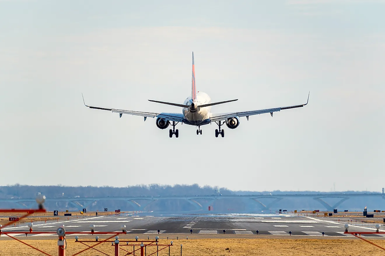 A Delta Air Lines aircraft approaches the runway for landing at Reagan National Airport on a clear day. Image credit: Eli Wilson / Shutterstock.com