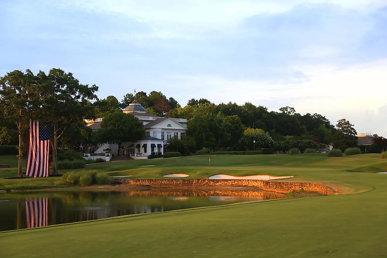 Old Waverly's 18th hole and clubhouse. By SouthernGrind, CC BY-SA 3.0, Wikimedia Commons.