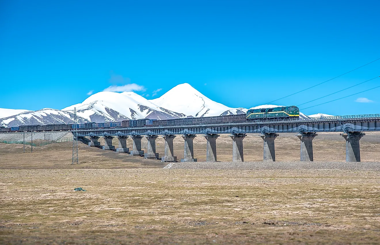 Trains on the Qinghai-Tibet Railway run on the Kunlun Mountains and the Gobi Desert in the Hoh Xil uninhabited area.