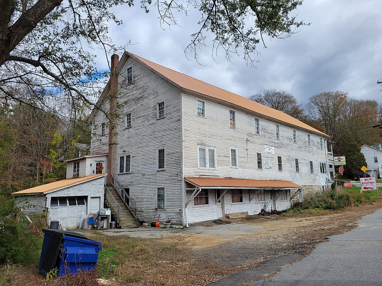 Side view of Rucki's General Store in Abington, Connecticut. By John Phelan - Own work, CC BY-SA 4.0, https://commons.wikimedia.org/w/index.php?curid=139110383