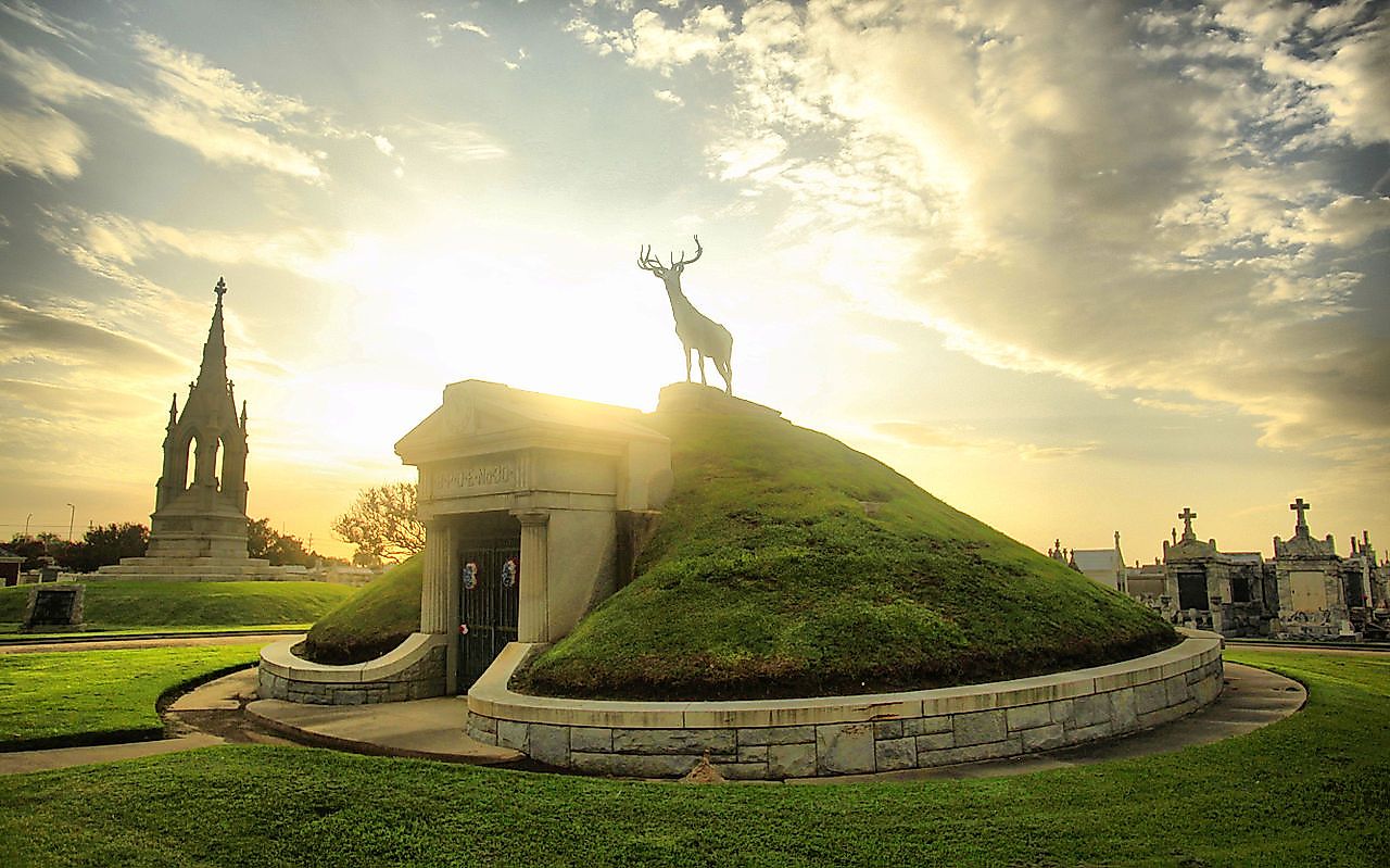 The front of Greenwood cemetery, with Fireman and Elks tomb monuments. Image credit: Nam Vũ/Wikimedia.org