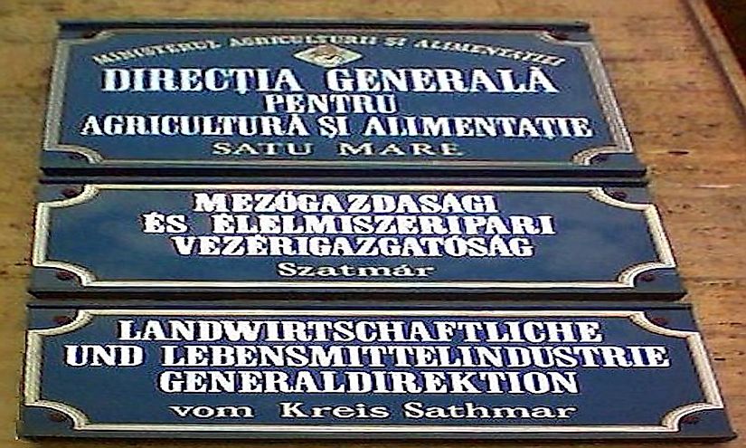 Trilingual (Romanian-Hungarian-German) signage.