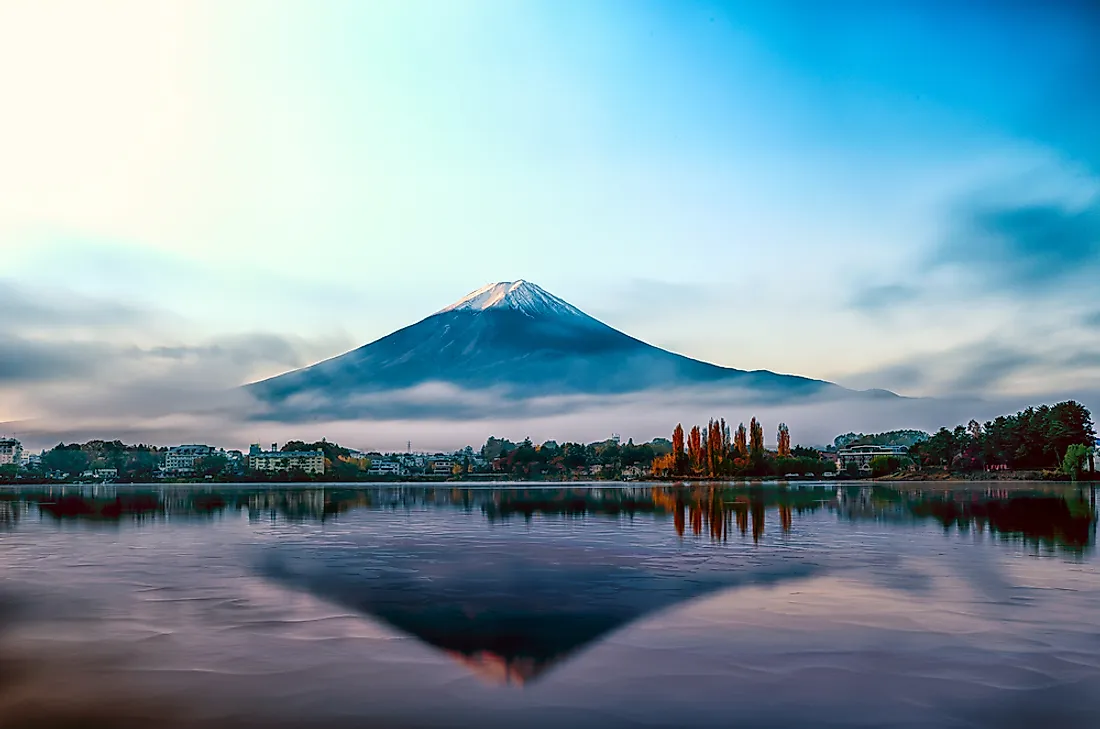 On a clear day, Mount Fuji can be seen from 100 kilometers away.