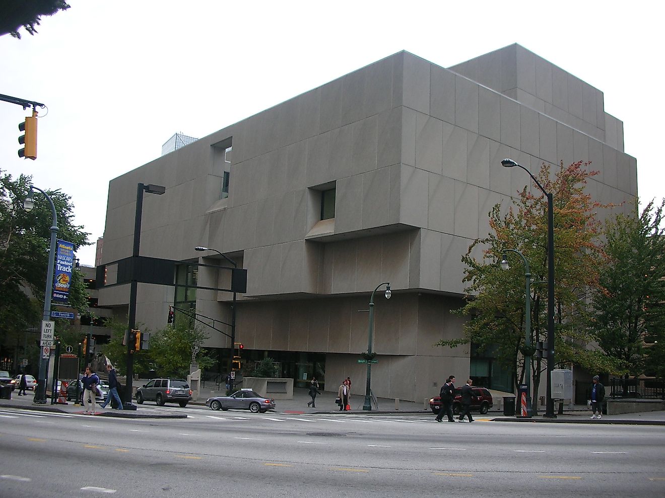 The Central Library in Atlanta, Georgia. By Atlantacitizen at the English-language Wikipedia, CC BY-SA 3.0, https://commons.wikimedia.org/w/index.php?curid=4801248