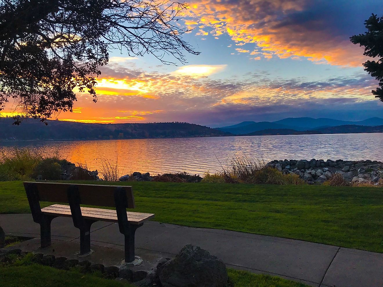 Sunset by the lake in Klamath Falls, Oregon. Editorial credit: KelsWhite / Shutterstock.com