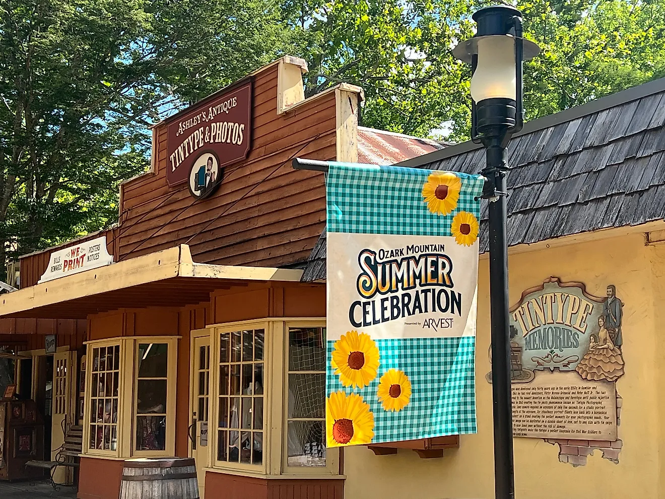 Stores at Silver Dollar City amusement park in Branson, Missouri. Image credit Ritu Manoj Jethani via Shutterstock.