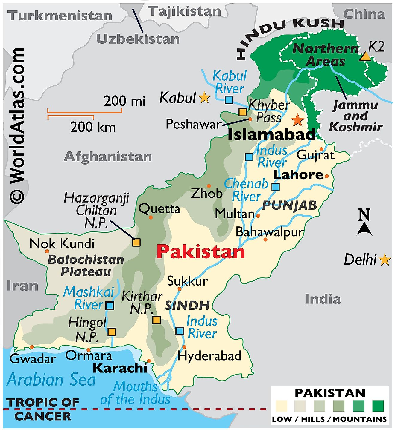 Mapa físico de Pakistán que muestra los límites estatales, el relieve, el monte K2, el río Indo y sus afluentes, ciudades importantes y más.