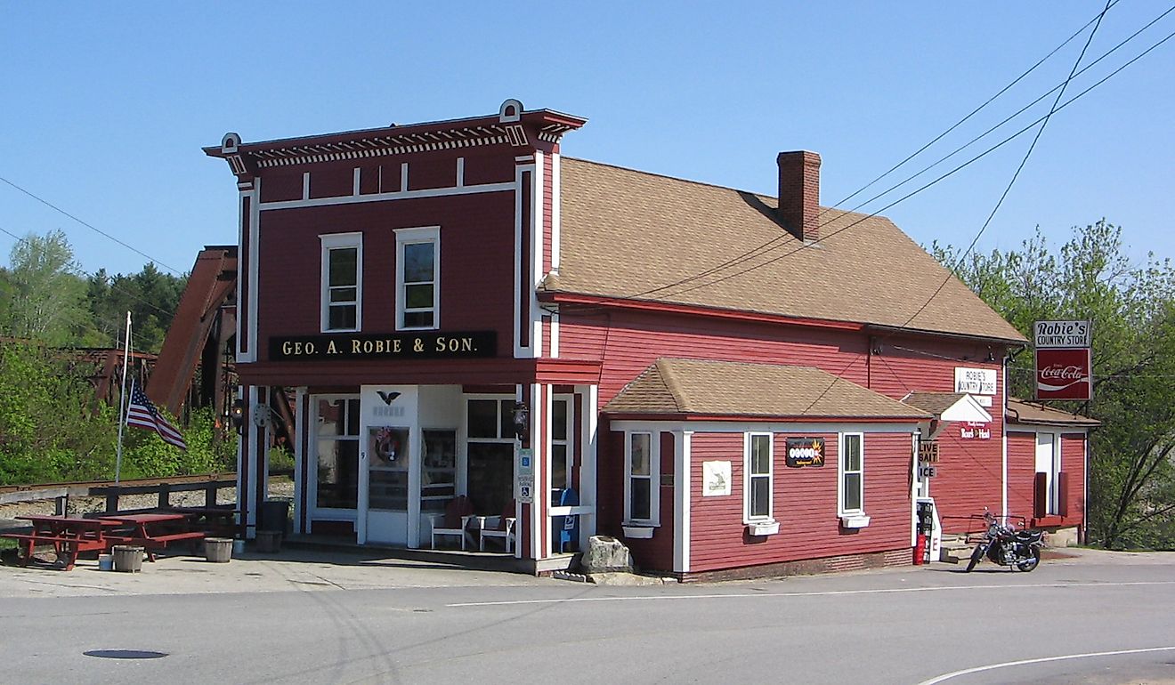 Robie's Country Store in Hooksett, NH. By Malber - Own work, CC BY-SA 3.0, https://commons.wikimedia.org/w/index.php?curid=2105939