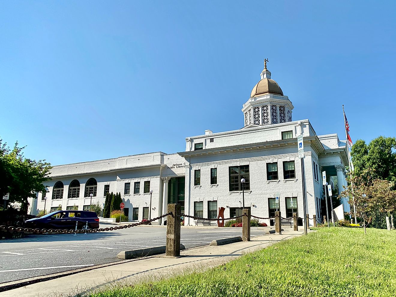 View of the Jackson Public Library complex in Sylva, North Carolina. By Warren LeMay from Covington, KY, United States - Jackson County Courthouse and Public Library Complex, Sylva, NC, CC0, https://commons.wikimedia.org/w/index.php?curid=95758264