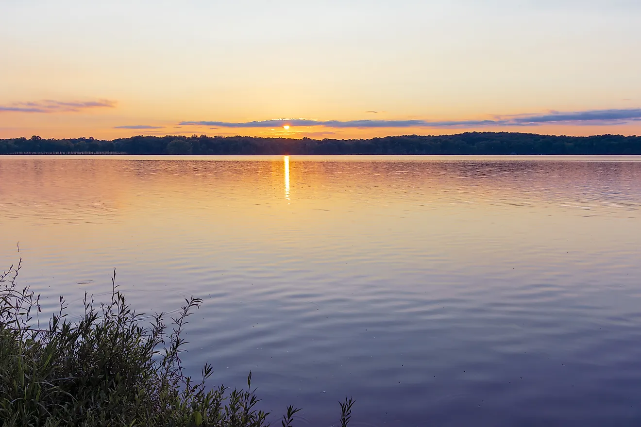 entucky Lake, the largest reservoir in east of the mississippi river, holds a small fraction of what Mead does, and it was never meant to do the same job.
