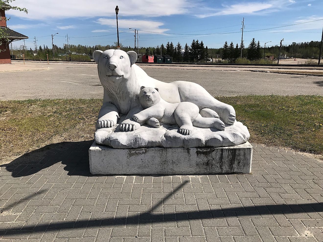 Polar bears statue in Cochrane, Ontario, By sf-dvs , CC BY 2.0, wikimedia