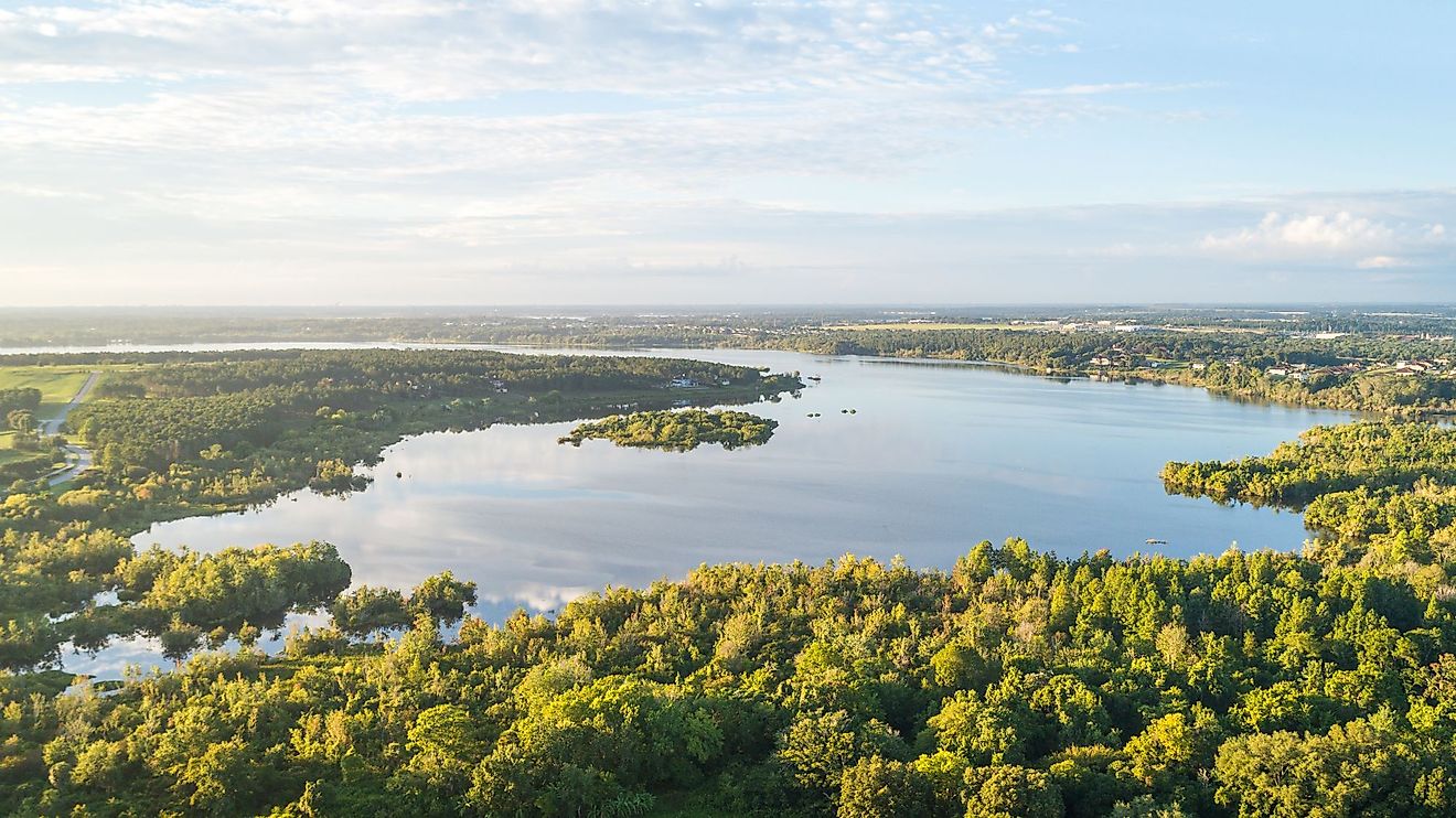 Beautiful sunrise over Lake Apopka in Monteverde, Florida. Editorial credit: Noah Densmore / Shutterstock.com