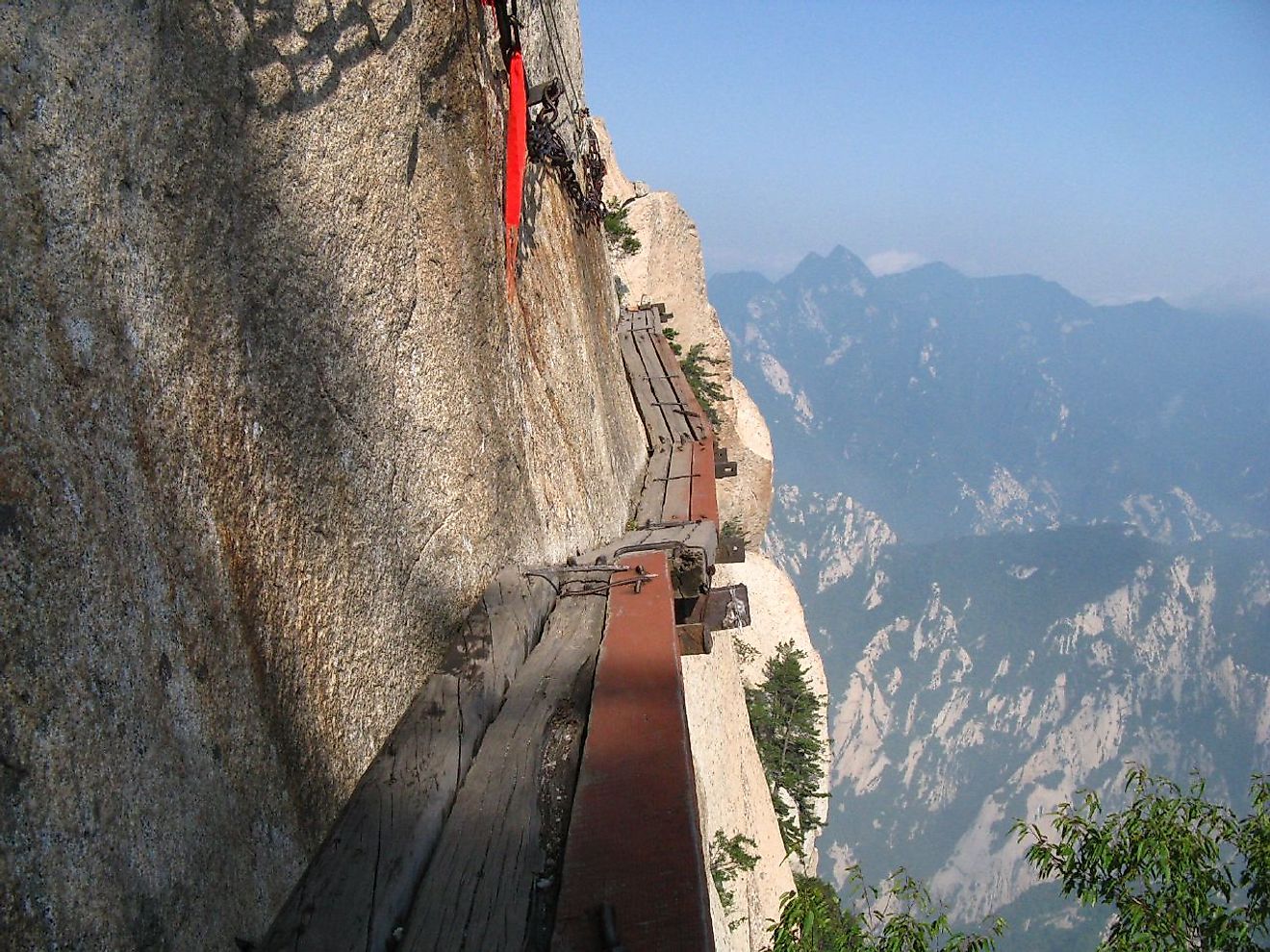 Hiking plank along the Mount Huashan, China. Image credit: Ianz/Flickr.com