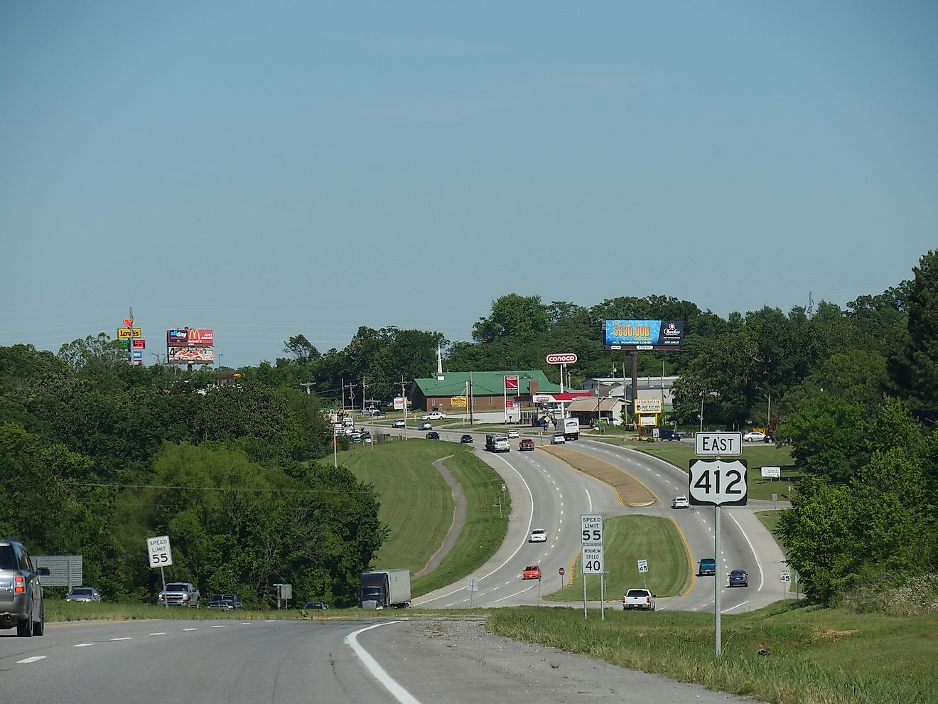 Scenic slope in the highway with vehicles driving to and from Siloam Springs, Arkansas. Editorial credit: RaksyBH / Shutterstock.com