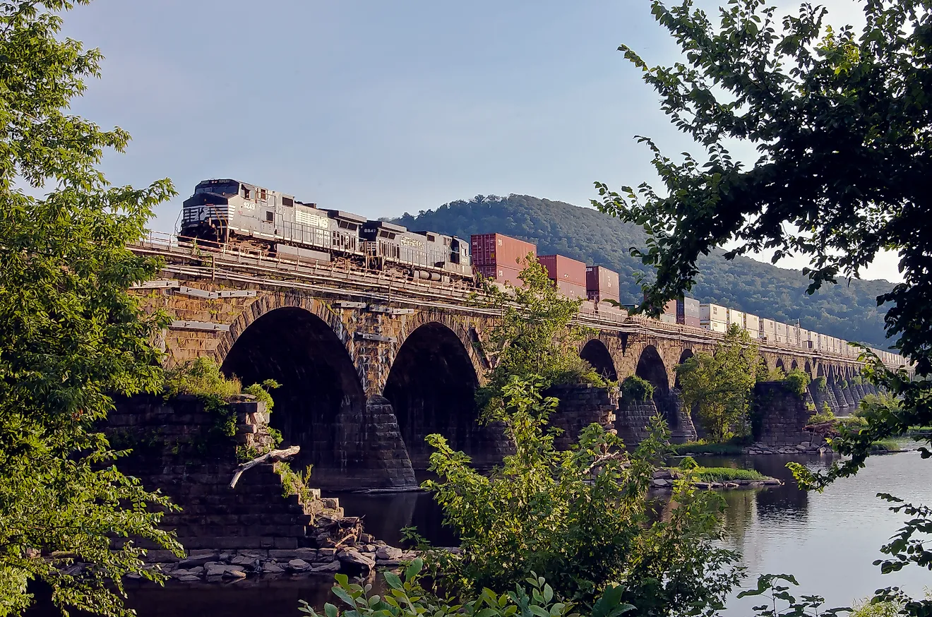 A train crosses Rockville Bridge over the Susquehanna River in Pennsylvania. Credit: Rlibrandi / Wikimedia Commons, CC BY-SA 3.0.