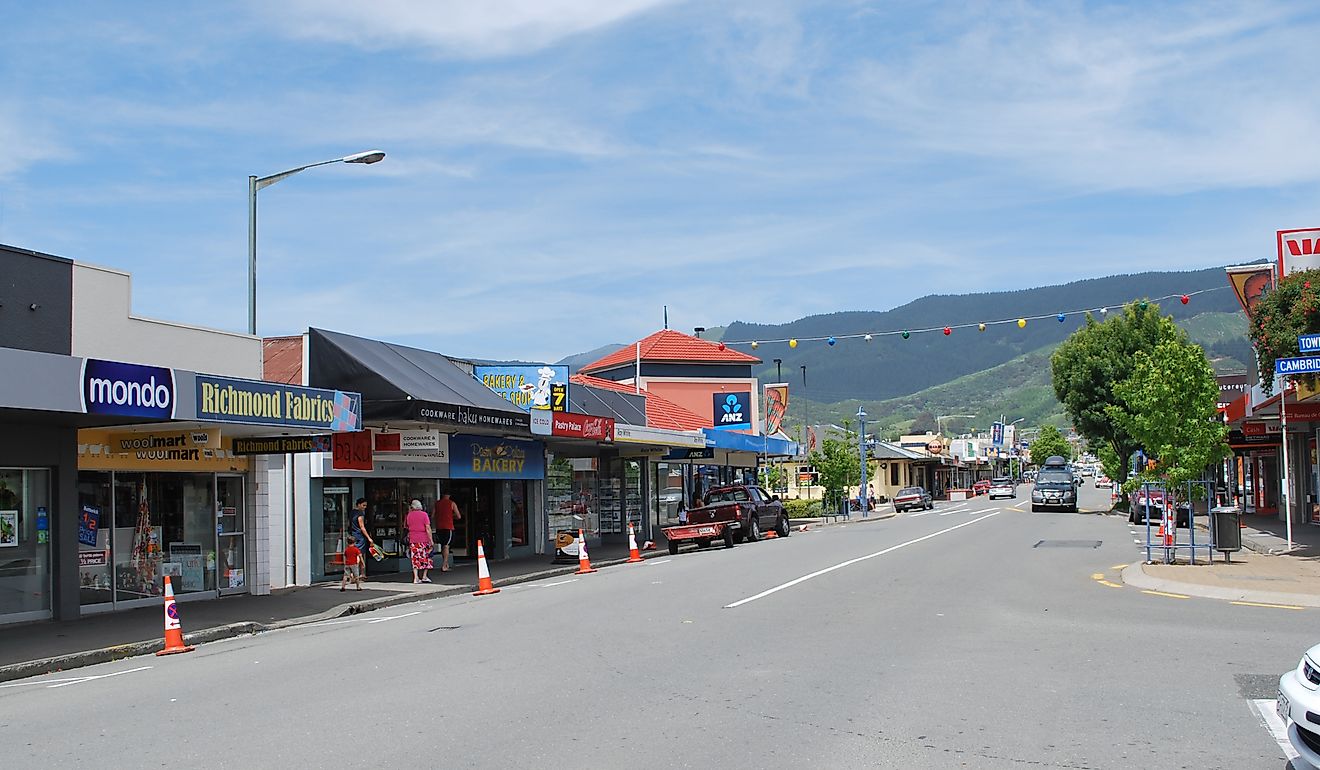 Queen Street, the main street of Richmond in New Zealand. By Mattinbgn (talk · contribs) - Own work, CC BY 3.0, https://commons.wikimedia.org/w/index.php?curid=17735271
