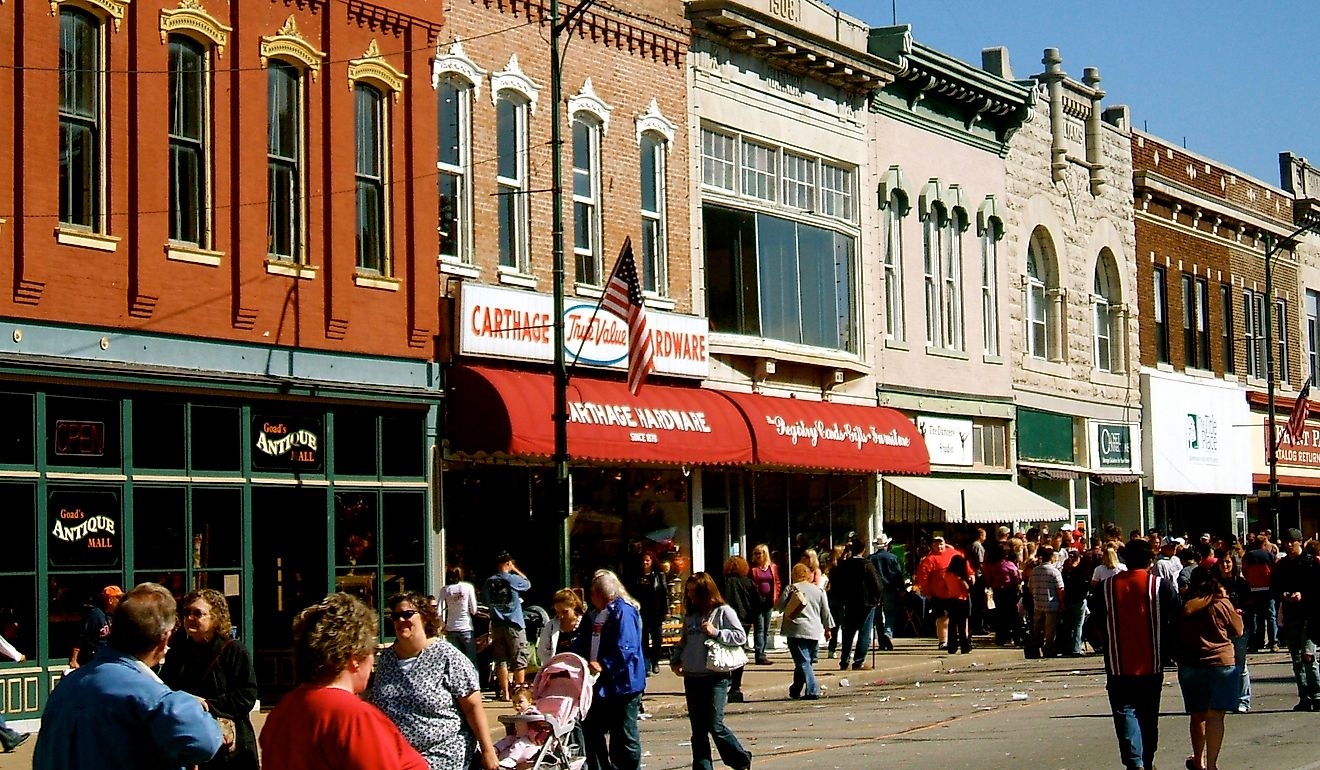 Stores around the Courthouse square. By Maureen Didde from Kansas City, MO, USA - 2008 | The Square II, CC BY 2.0, https://commons.wikimedia.org/w/index.php?curid=33914742