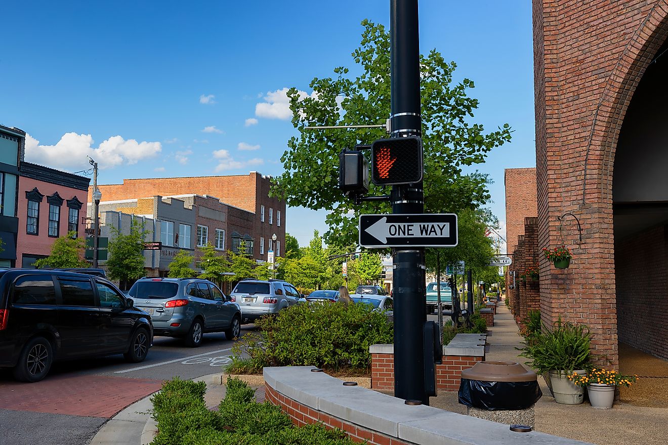 Tupelo, Mississippi, USA: Downtown Tupelo with relatively heavy traffic. Editorial credit: Dee Browning / Shutterstock.com