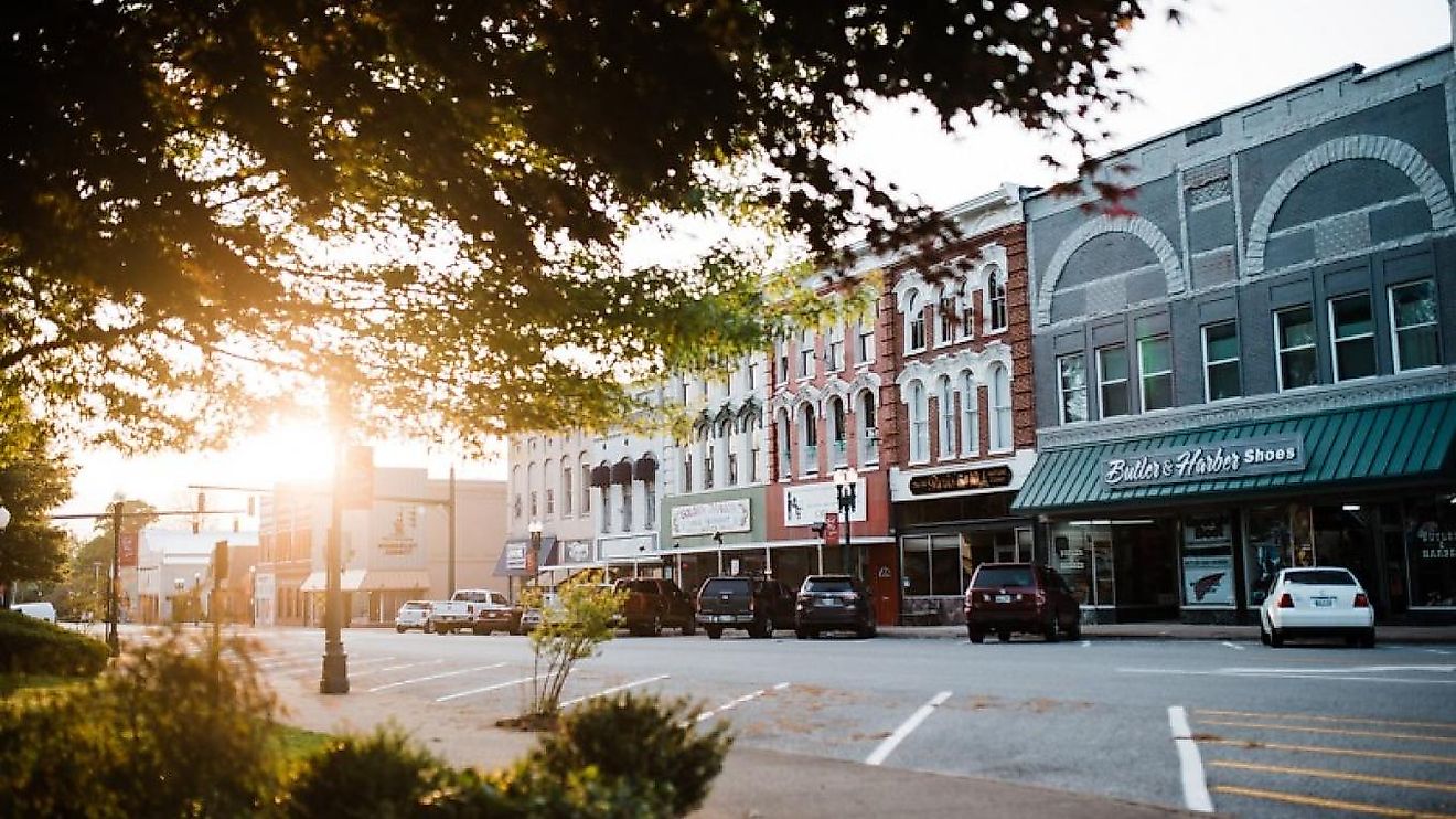 Downtown Paris, Tennessee. Editorial Credit: Cari Griffith, via tennesseerivervalleygeotourism.org.