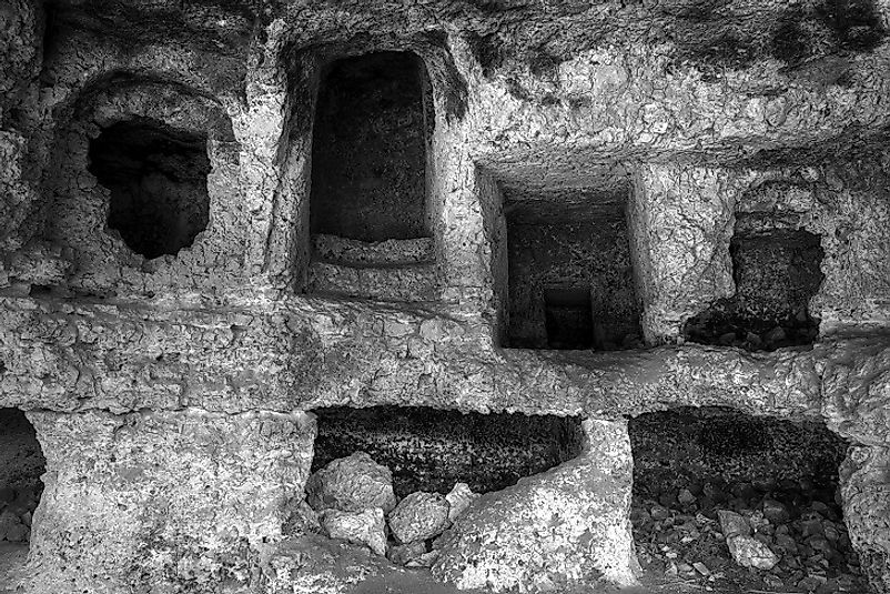 Tombs in the Ħal Saflieni Hypogeum necropolis.