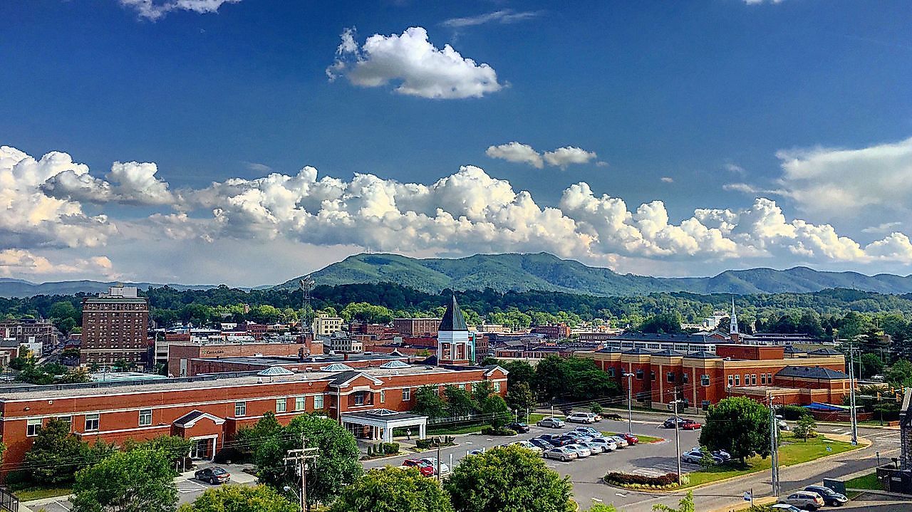 Johnson City Tennessee with Buffalo Mountain in the background. Image credit Mrgriffter via Creative Commons