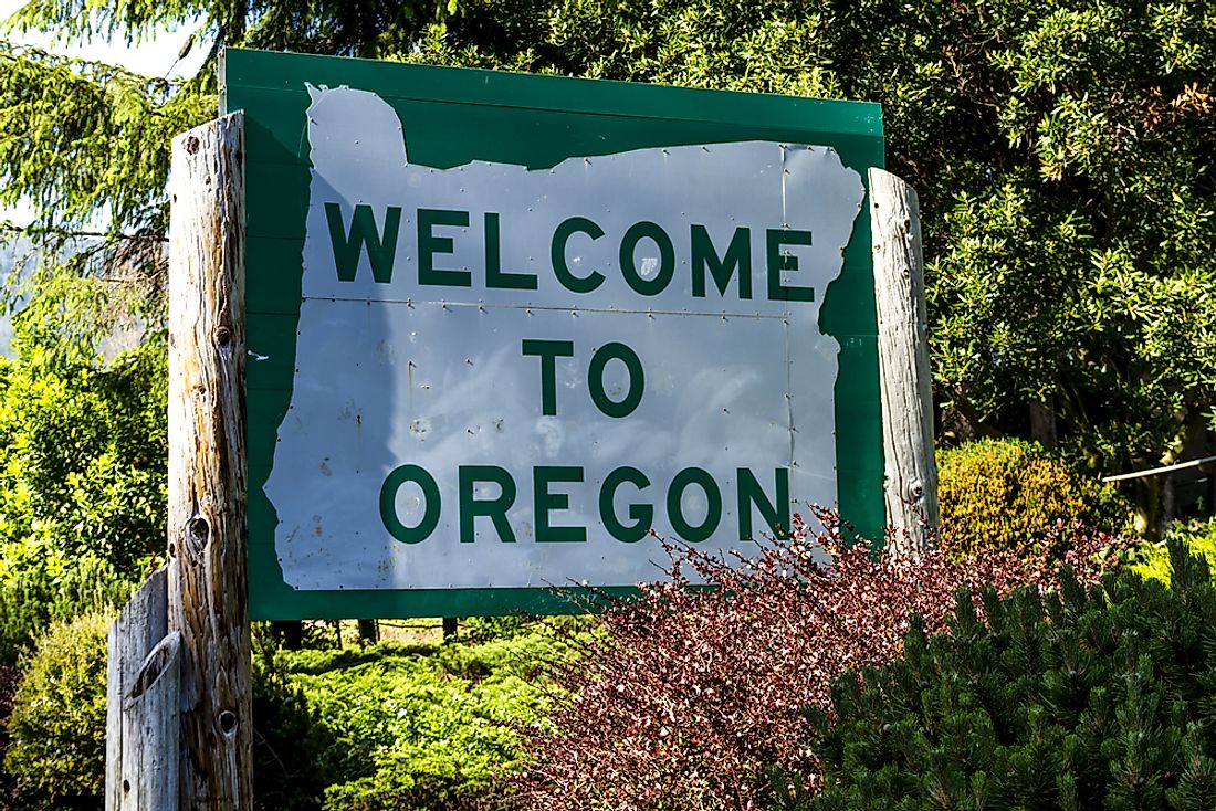 A sign welcoming visitors to Oregon. 