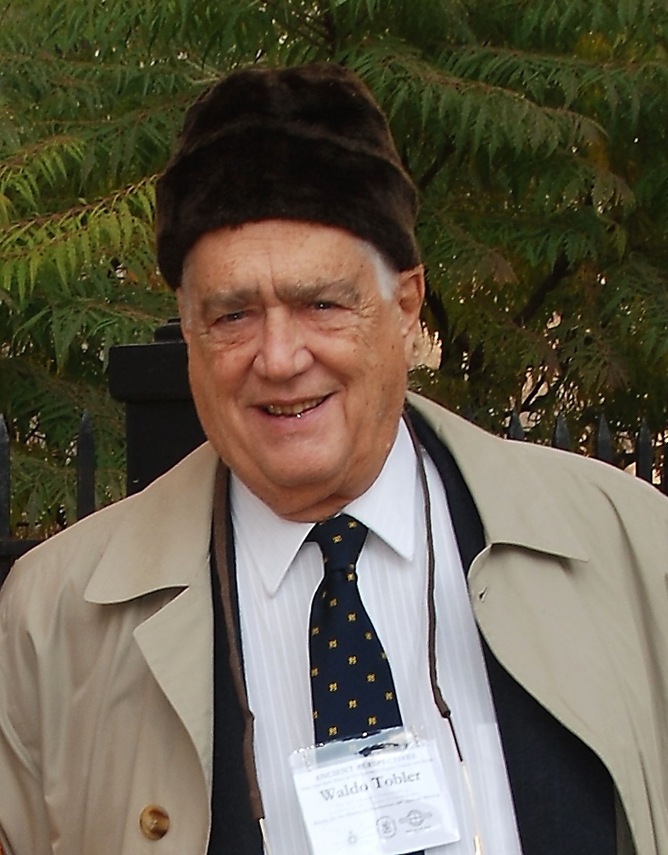 Waldo Tobler in front of the Newberry Library. Chicago, November 2007. Image credit: Alvesgaspar/Wikimedia.org