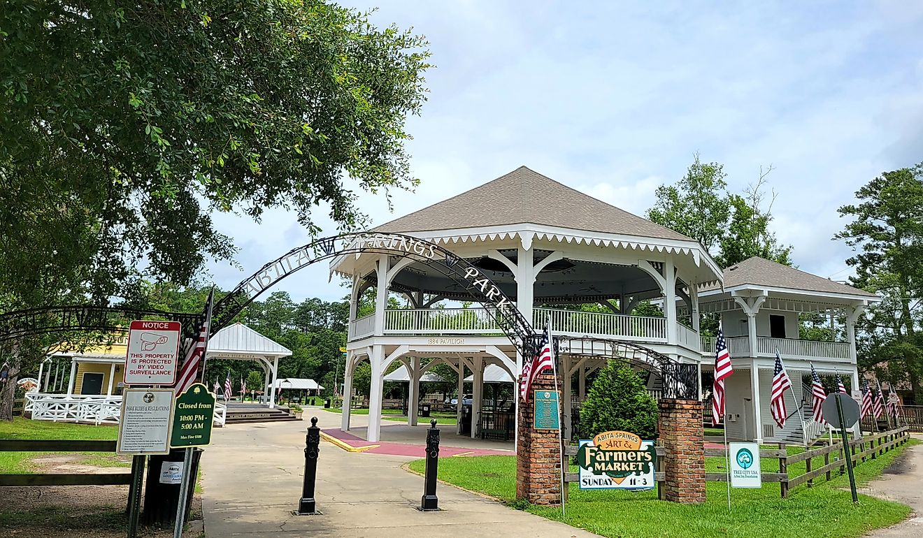 The pavilion building was originally constructed for the World Cotton Centennial 1884 Worlds Fair. By GreaterPonce665 - Own work, CC BY-SA 4.0, https://commons.wikimedia.org/w/index.php?curid=109992899