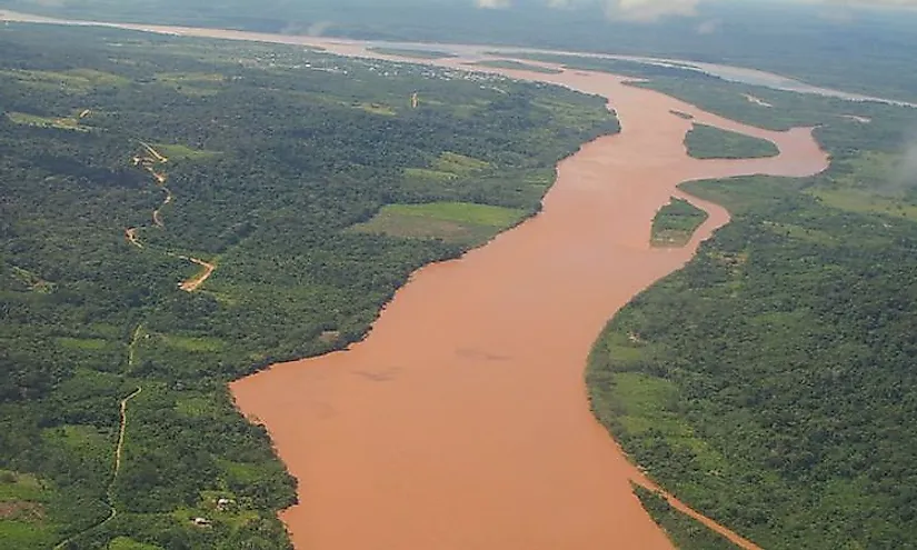  Aerial view of the confluence of the Río Tambo and the Río Urubamba forming the Río Ucayali