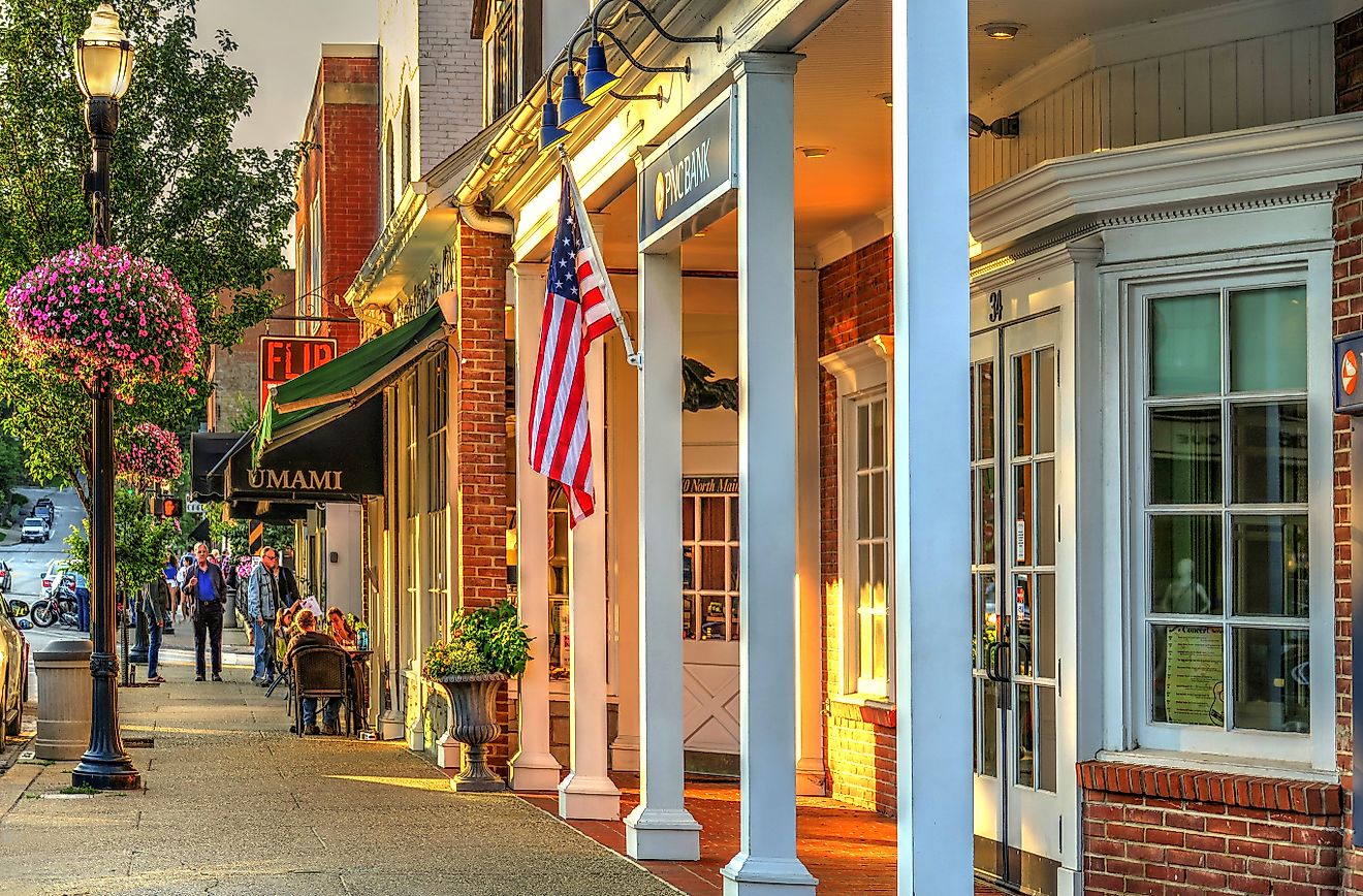 Chagrin Falls, Ohio / USA: PNC Bank and outdoor sidewalk dining at Umami on Main Street in a picturesque small town. Editorial credit: Lynne Neuman / Shutterstock.com