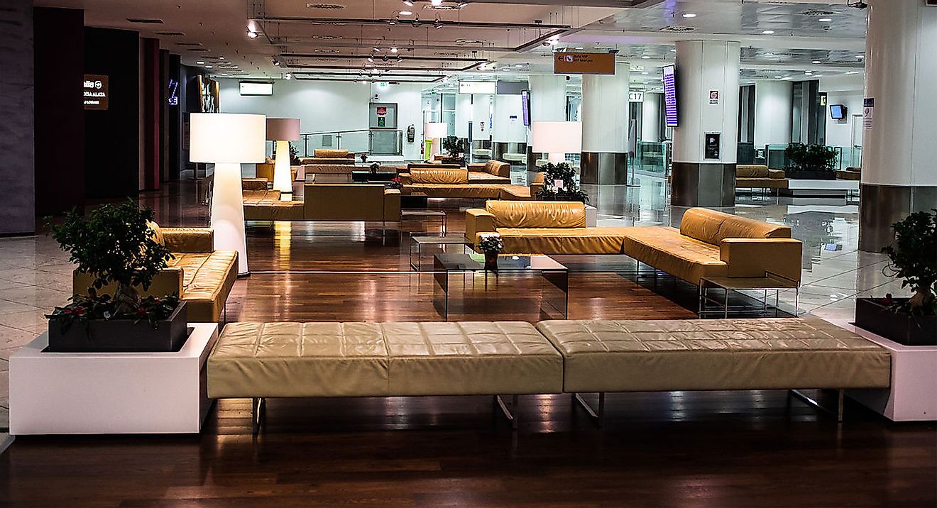 Naples airport lounge in the early morning. Image credit: Angelo DeSantis/Wikimedia.org