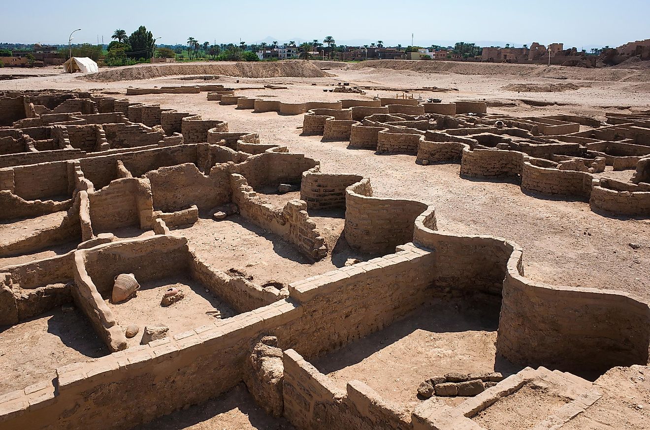 Unusual zigzag walls of the lost golden city Aten - art of line / Shutterstock.com