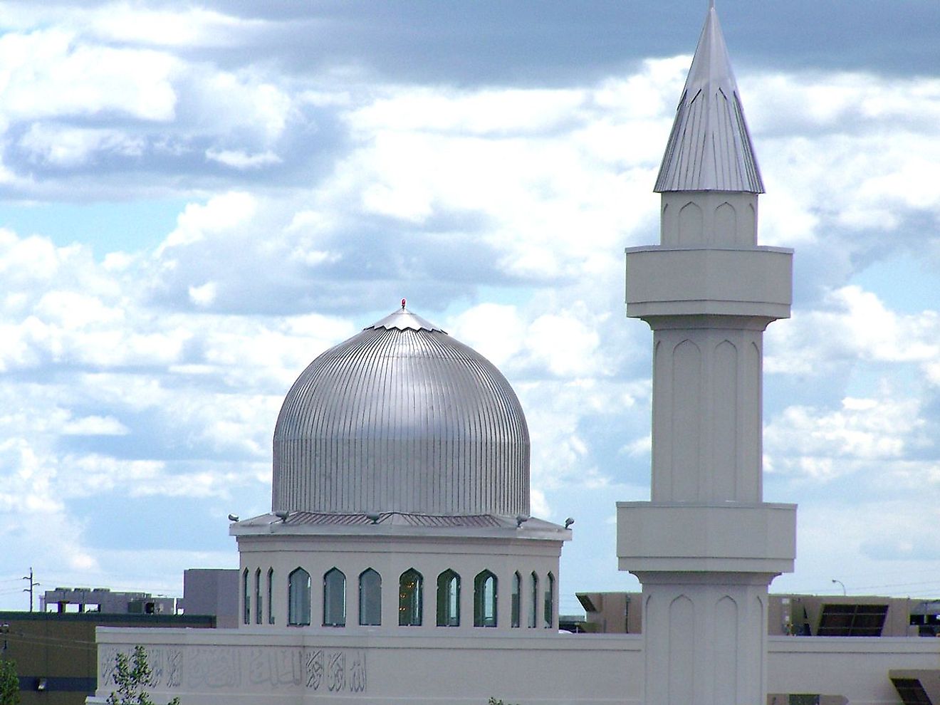 The Baitunnur mosque of the Ahmadiyya Muslim Community located at 4353 54 Avenue NE, Calgary, Alberta, Canada. Image credit: Robert Thivierge/Wikimedia.org