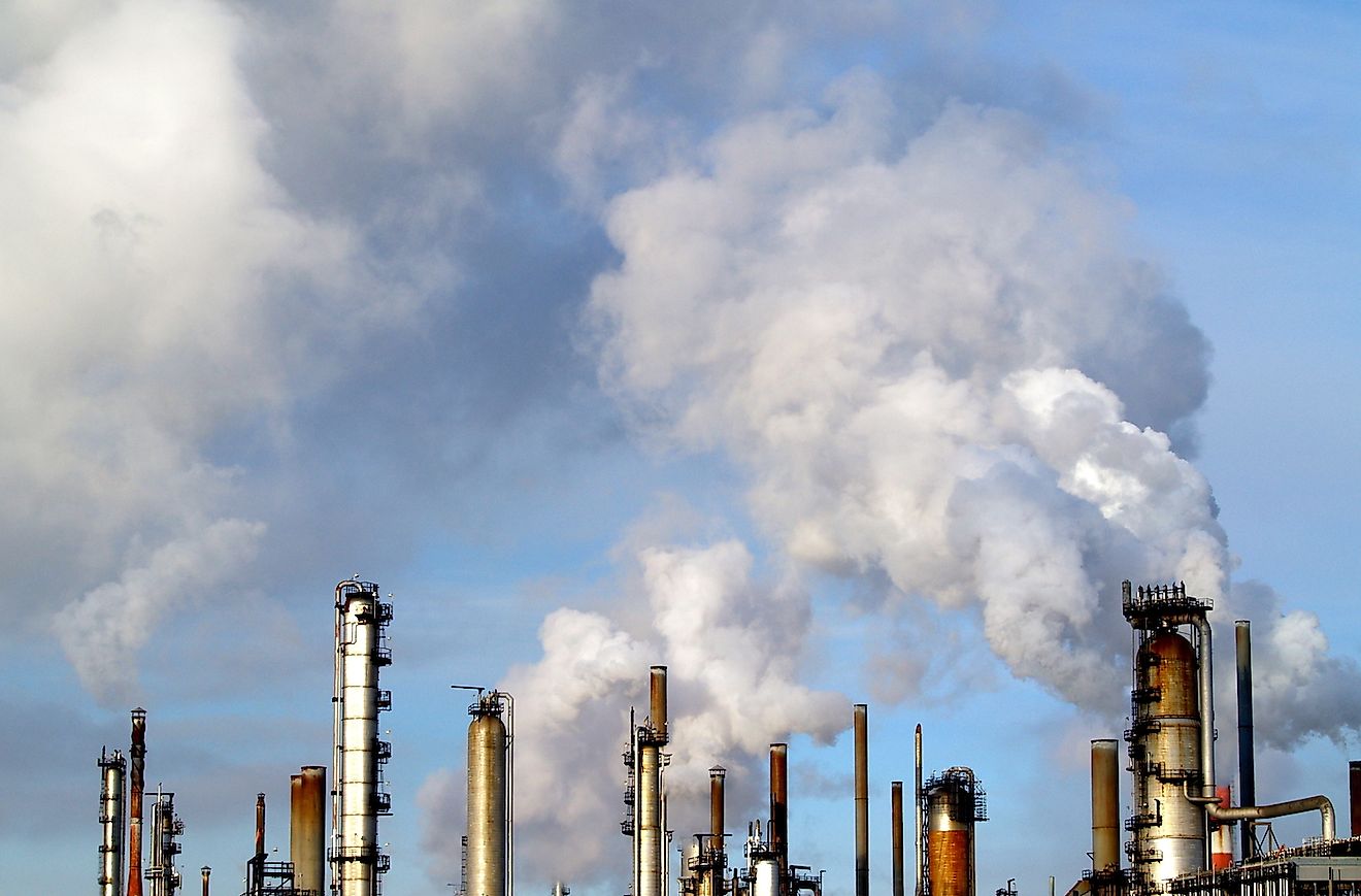 Air emisions from an oil refinery in the "heartland" of Alberta, Canada. Image credit: Bruce Raynor/Shutterstock.com