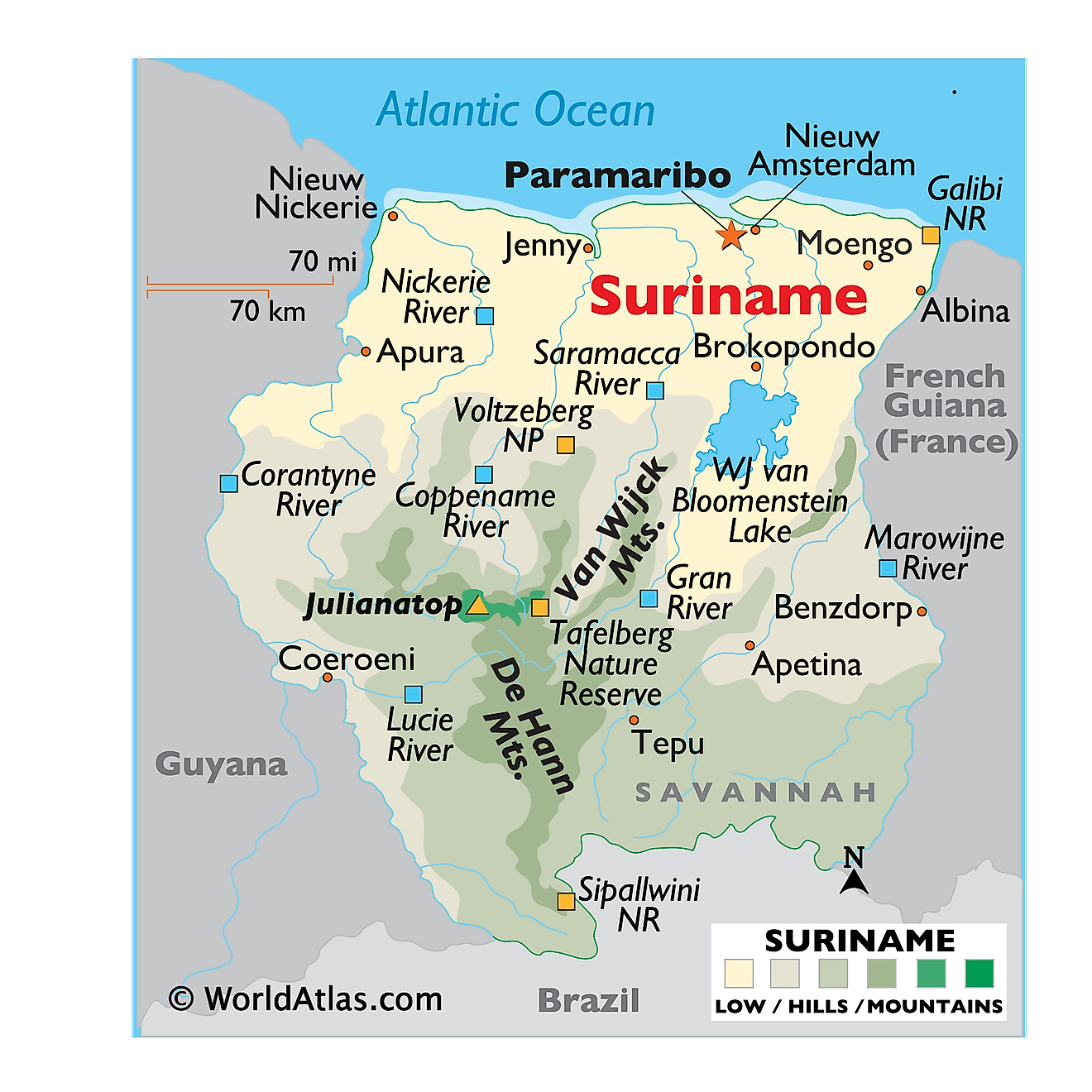 Mapa físico de Surinam que muestra el relieve, las cadenas montañosas, el lago WJ van Bloomenstein, ríos importantes, áreas protegidas y más.