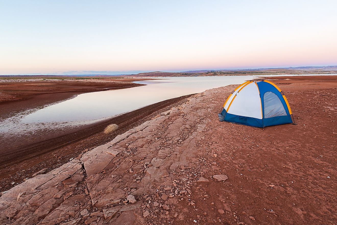 Camping Adventure on the Desert Shore of Lake Powell (Glen Canyon National Recreation Area in Arizona and Utah). Image credit: Jim David/Shutterstock.com