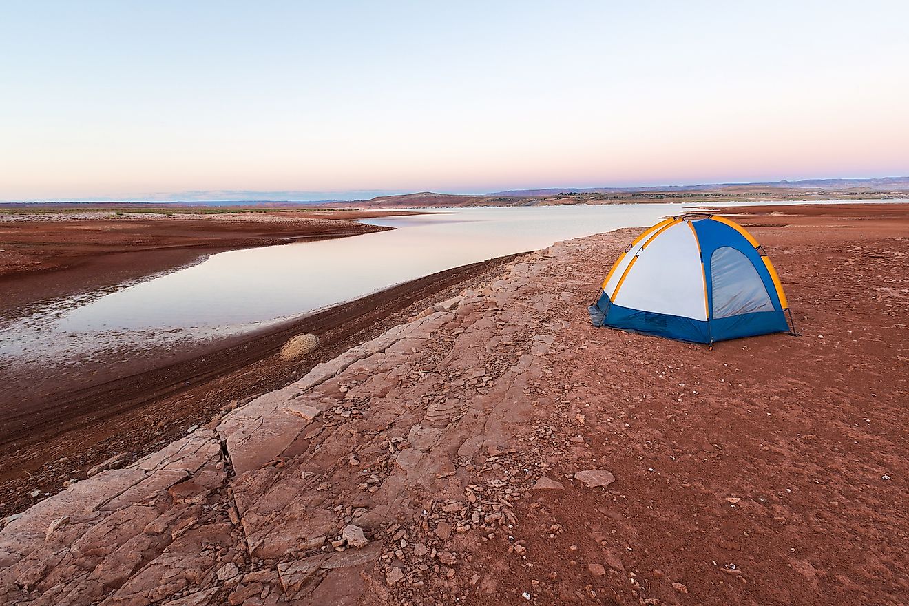 Camping Adventure on the Desert Shore of Lake Powell (Glen Canyon National Recreation Area in Arizona and Utah). Image credit: Jim David/Shutterstock.com