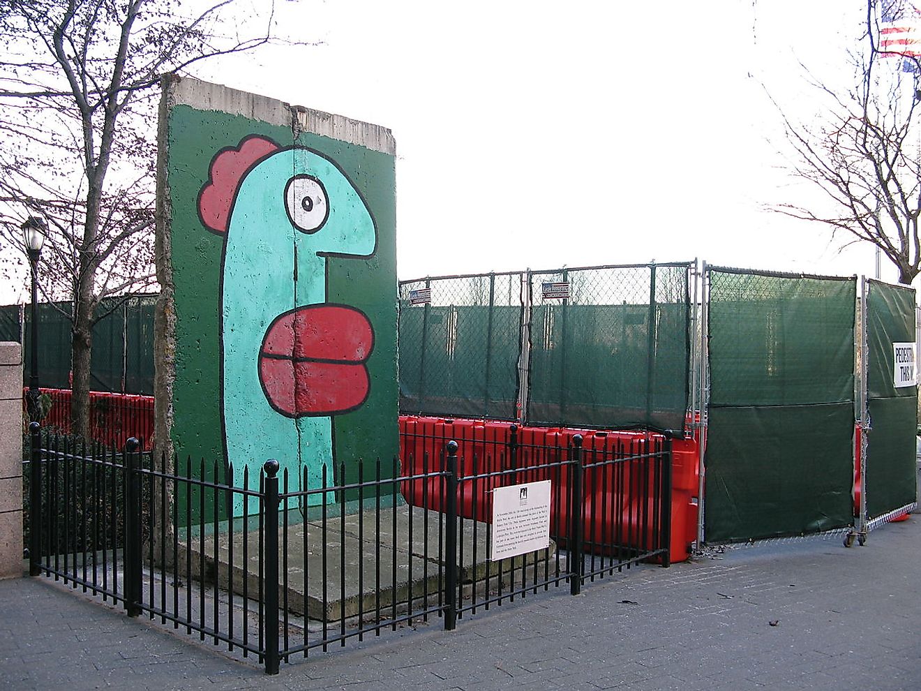 Segment of Berlin wall in New York City. Image credit: Ronny-Bonny/Wikimedia.org