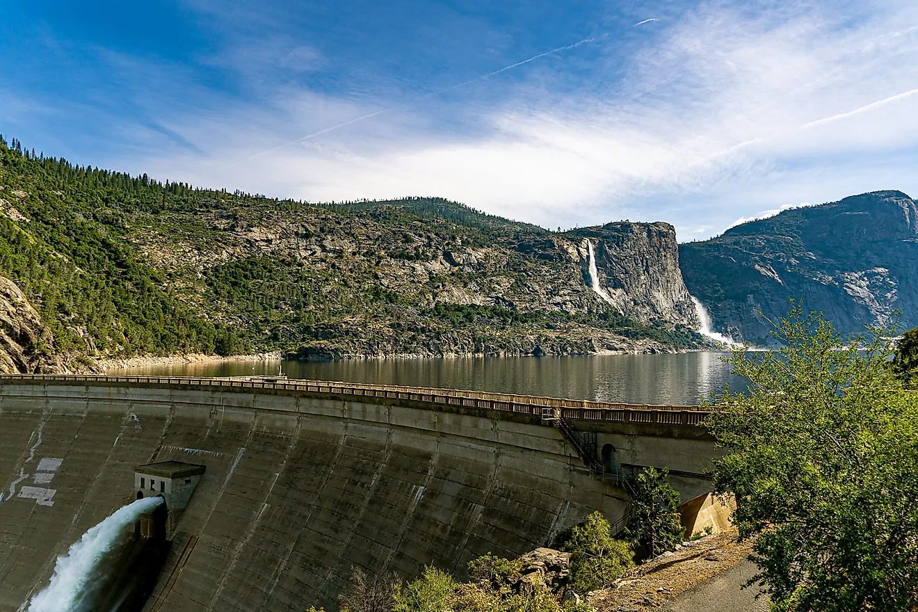 A beautiful panoramic view of the O’Shaughnessy Dam Aqueduct and Hetch Hetchy Reservoir in Yosemite