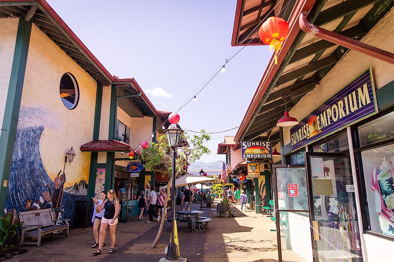 Crowded walkways with shops and restaurants in Hanelai, Hawaii. Image by bluestork via Shutterstock.