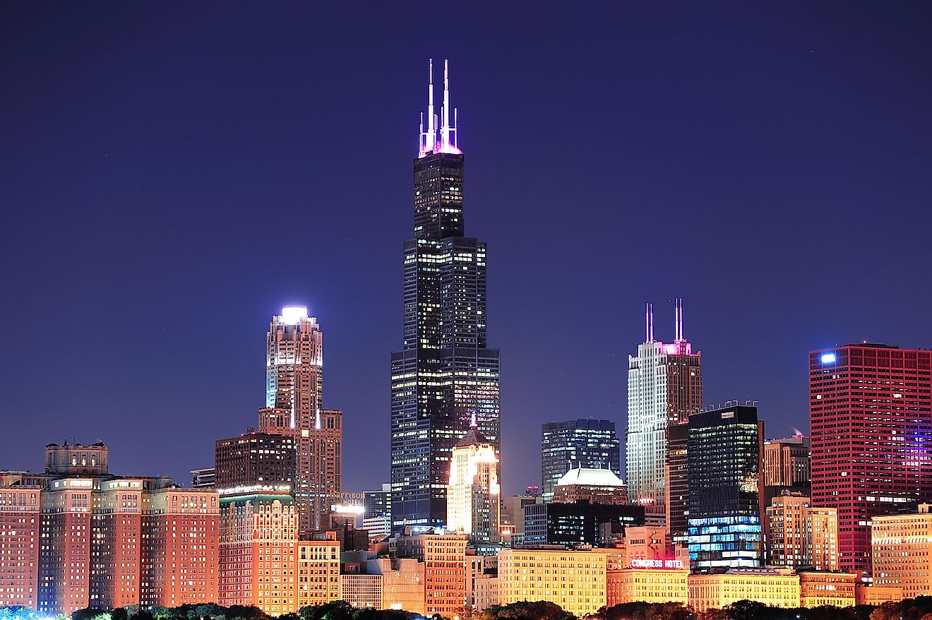 The Willis Tower standing out as the tallest building in the Chicago skyline. Image credit: Songquan Deng/Shutterstock.com