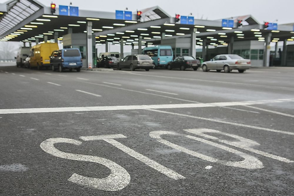 Cars wait at the Polish-Ukrainian border. Editorial credit: difenbahia / Shutterstock.com. 