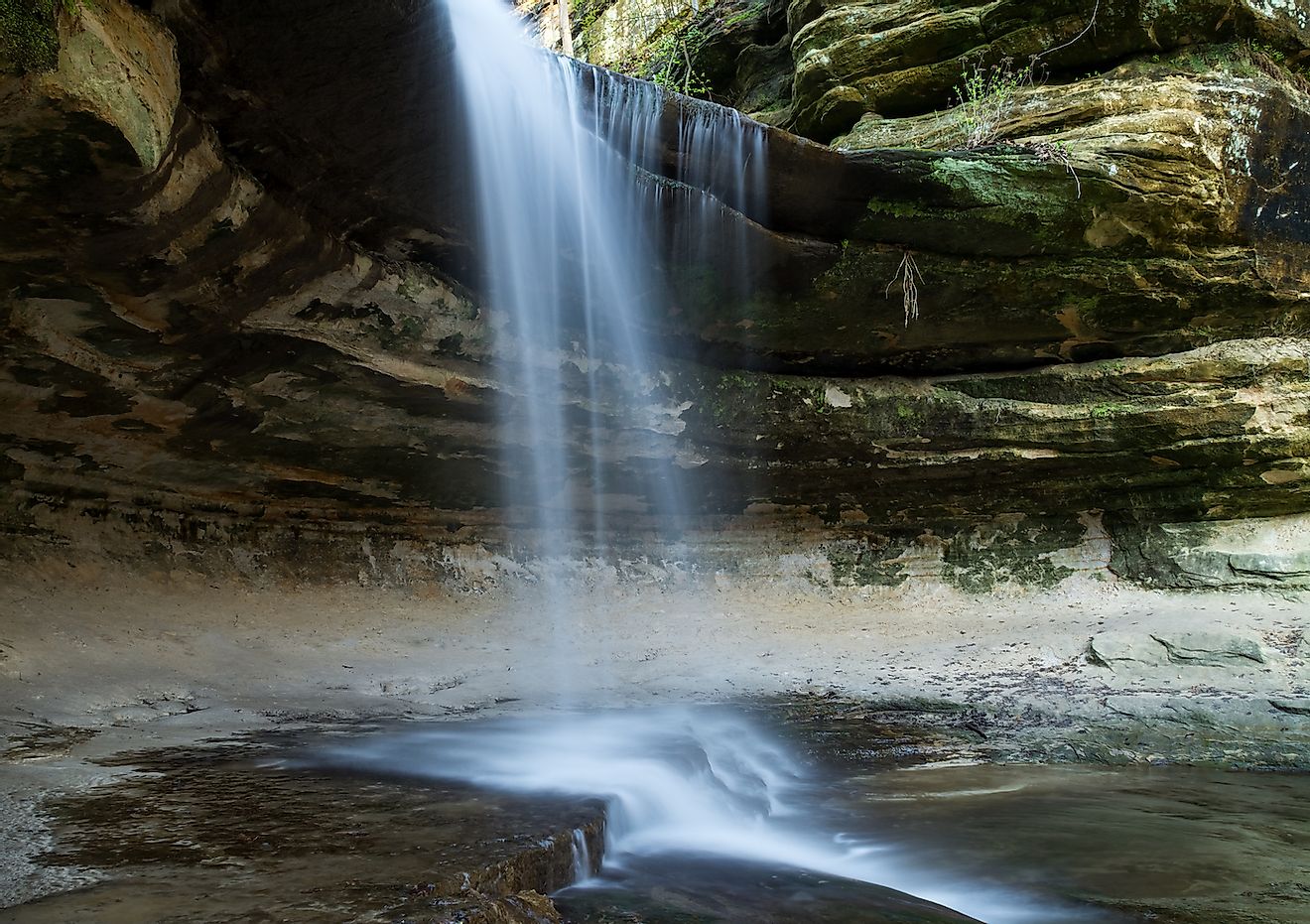 Waterfall flowing through LaSalle canyon on a beautiful spring morning. Starved Rock state park, Illinois. Image credit: Nicola Patterson/Shutterstock.com