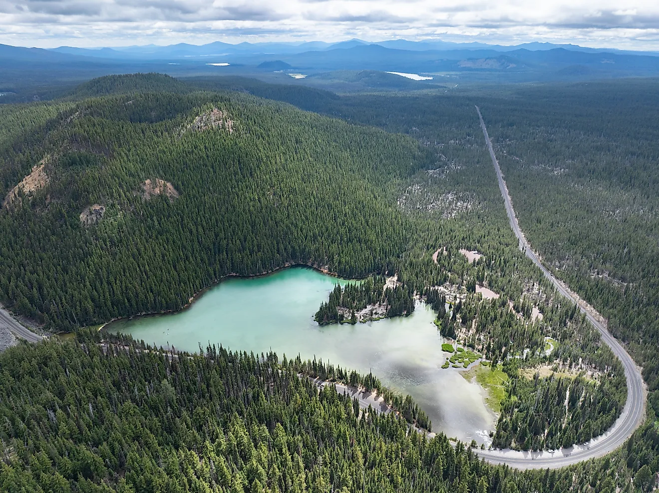 The Cascade Lakes Scenic Byway winds through the Deschutes National Forest in central Oregon. (Credit: Ethan Daniels via Shutterstock)