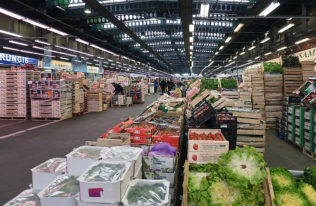 One of the pavilions of the fruits and vegetables sector in the Rungis International Market, France. Image credit: Photo: Myrabella/Wikimedia.org