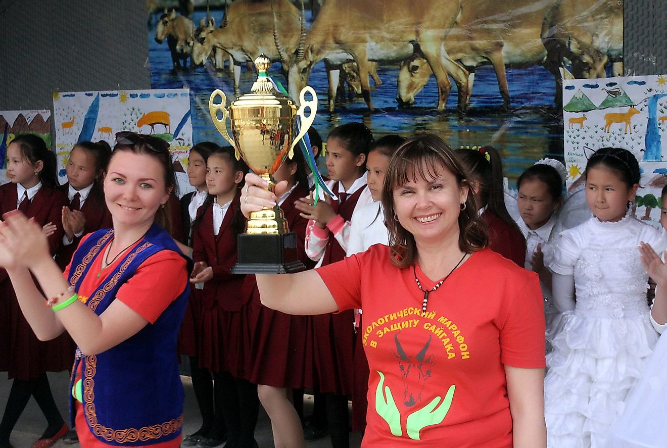 Elena Bykova with the trophy in hand at an Award ceremony on Saiga Day in Uzbekistan. Image credit: Alexander Esipov