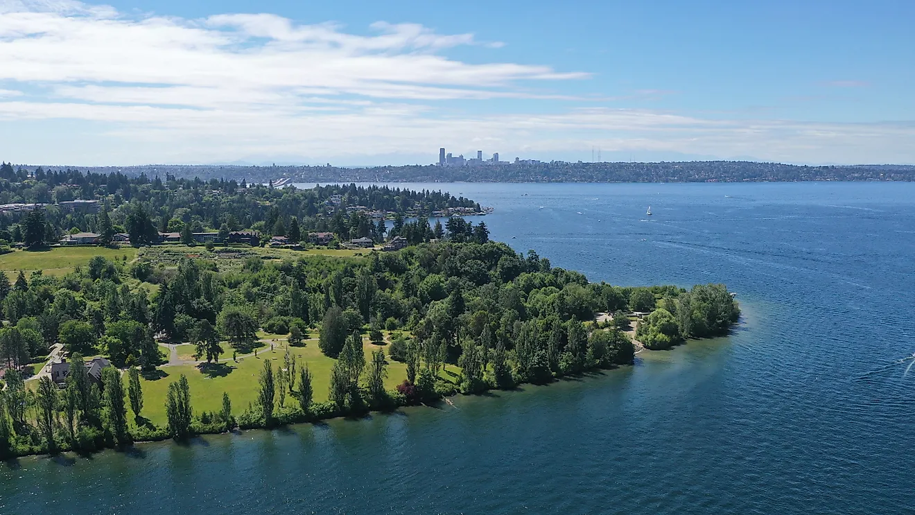 Aerial view of Lake Washington and Mercer Island with Seattle in the background. Editorial credit: Cyprus Niko via Shutterstock.