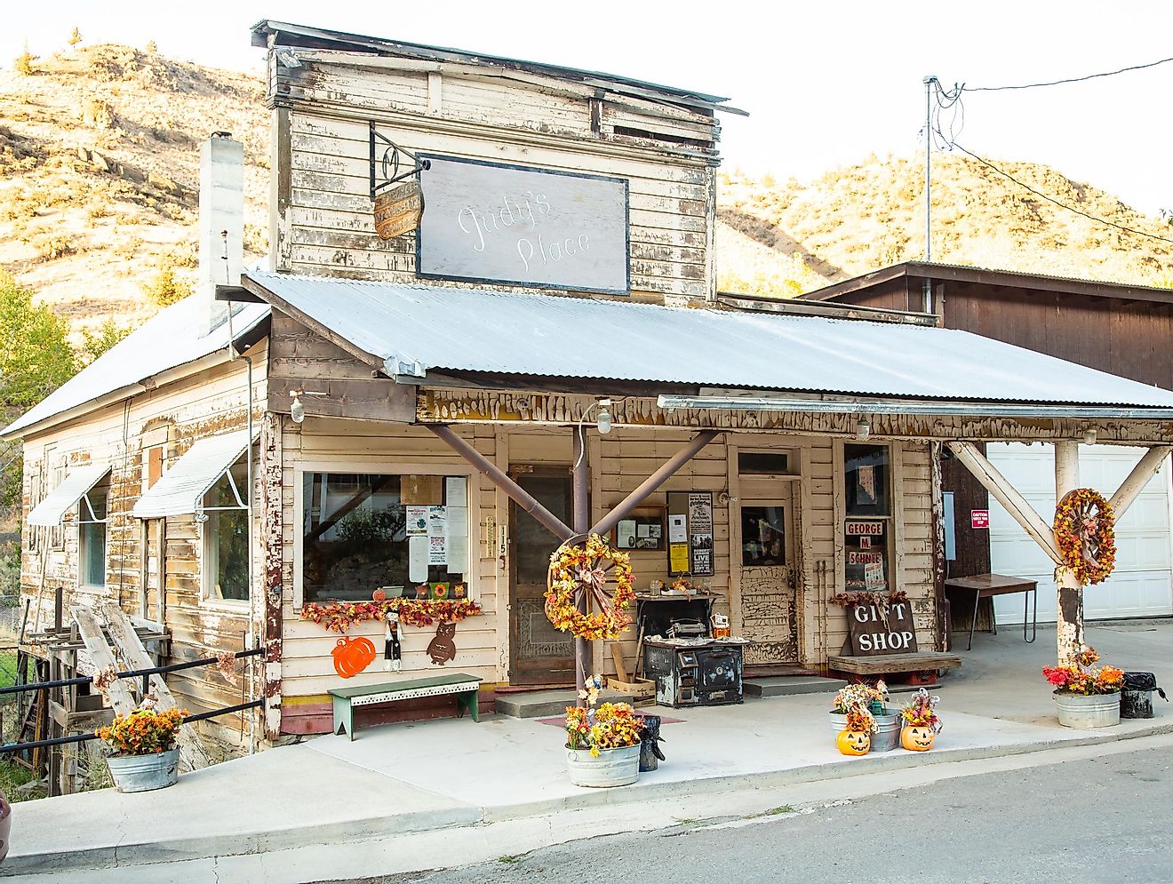 Mitchell, Oregon - 9/16/2018: A gift shop and general store located on the main street of Mitchell,